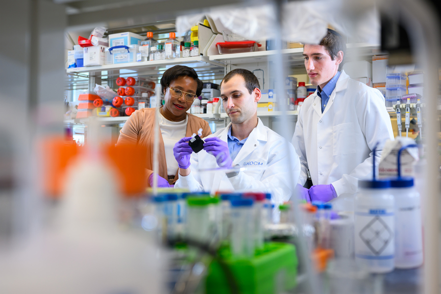Paula Hammond, Ivan Pires, Ezra Gordon in a lab
